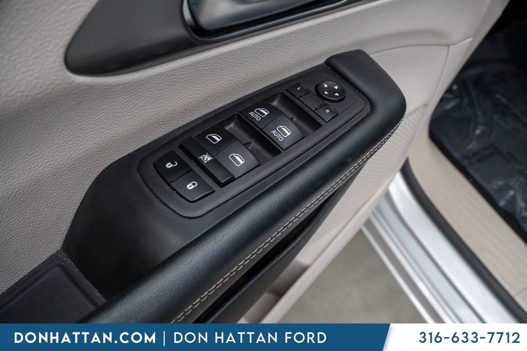 Used 2023 Chrysler Pacifica Touring-L FWD image 13