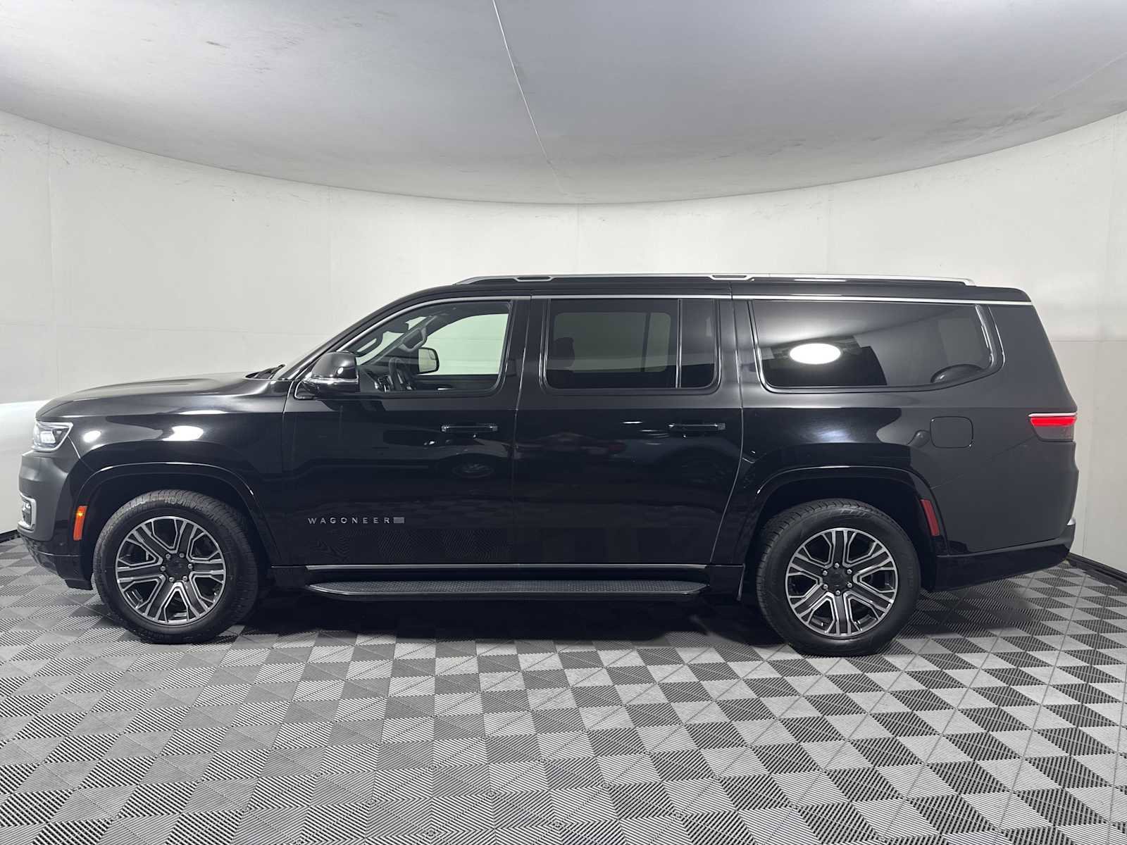 Used 2024 Jeep Wagoneer L Series II w/ Flexible Seating Group image 2