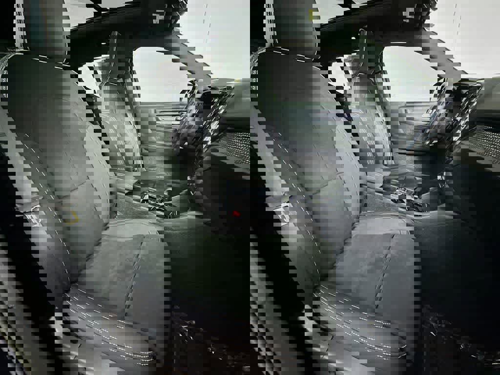 Used 2023 Volvo XC40 B5 Plus image 15