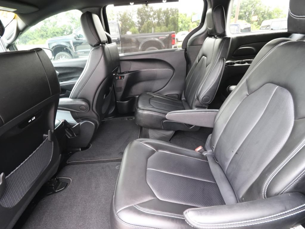 Used 2025 Chrysler Pacifica Select FWD image 12