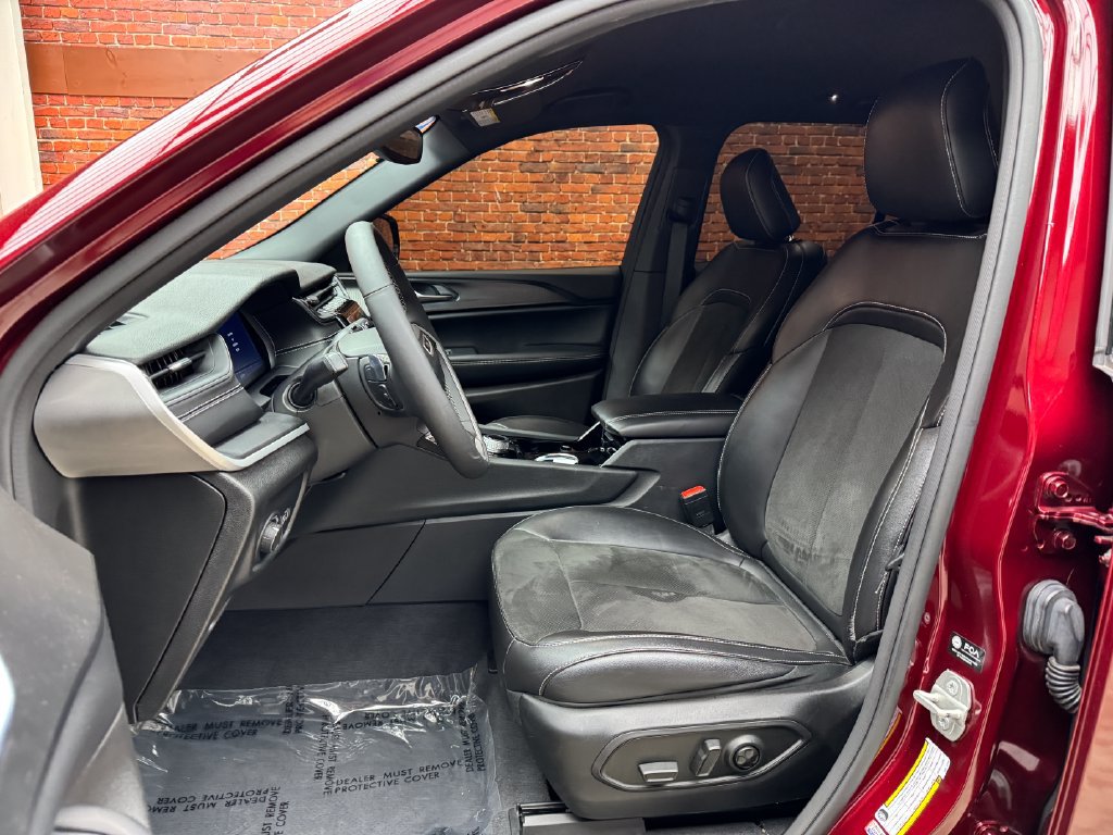 Used 2023 Jeep Grand Cherokee Altitude AWD/4WD image 24