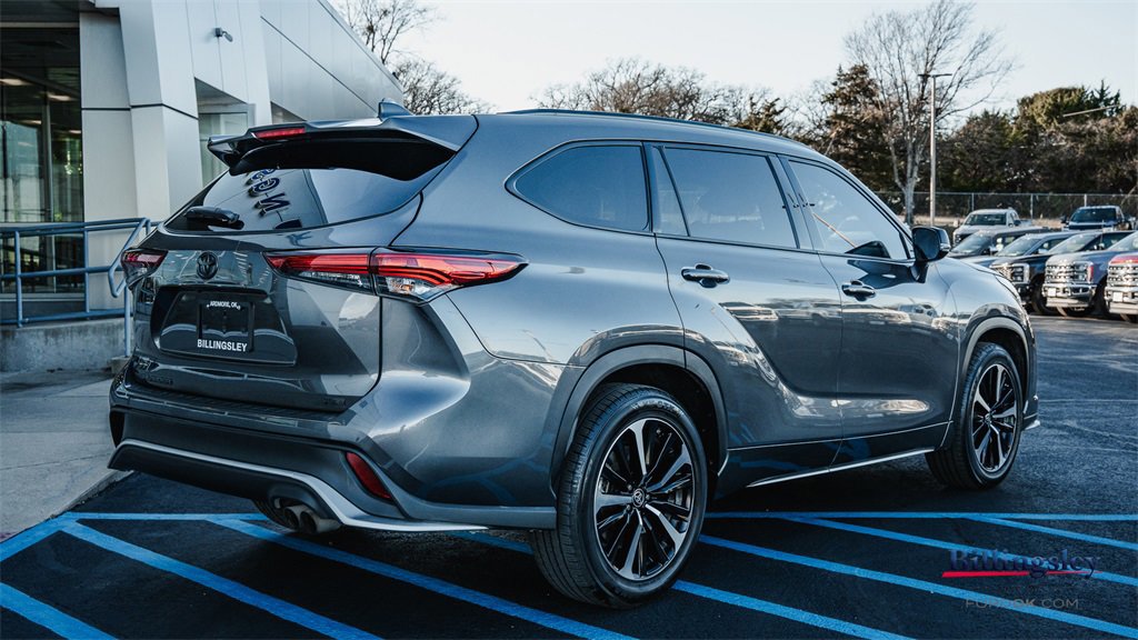 Used 2022 Toyota Highlander XSE image 3