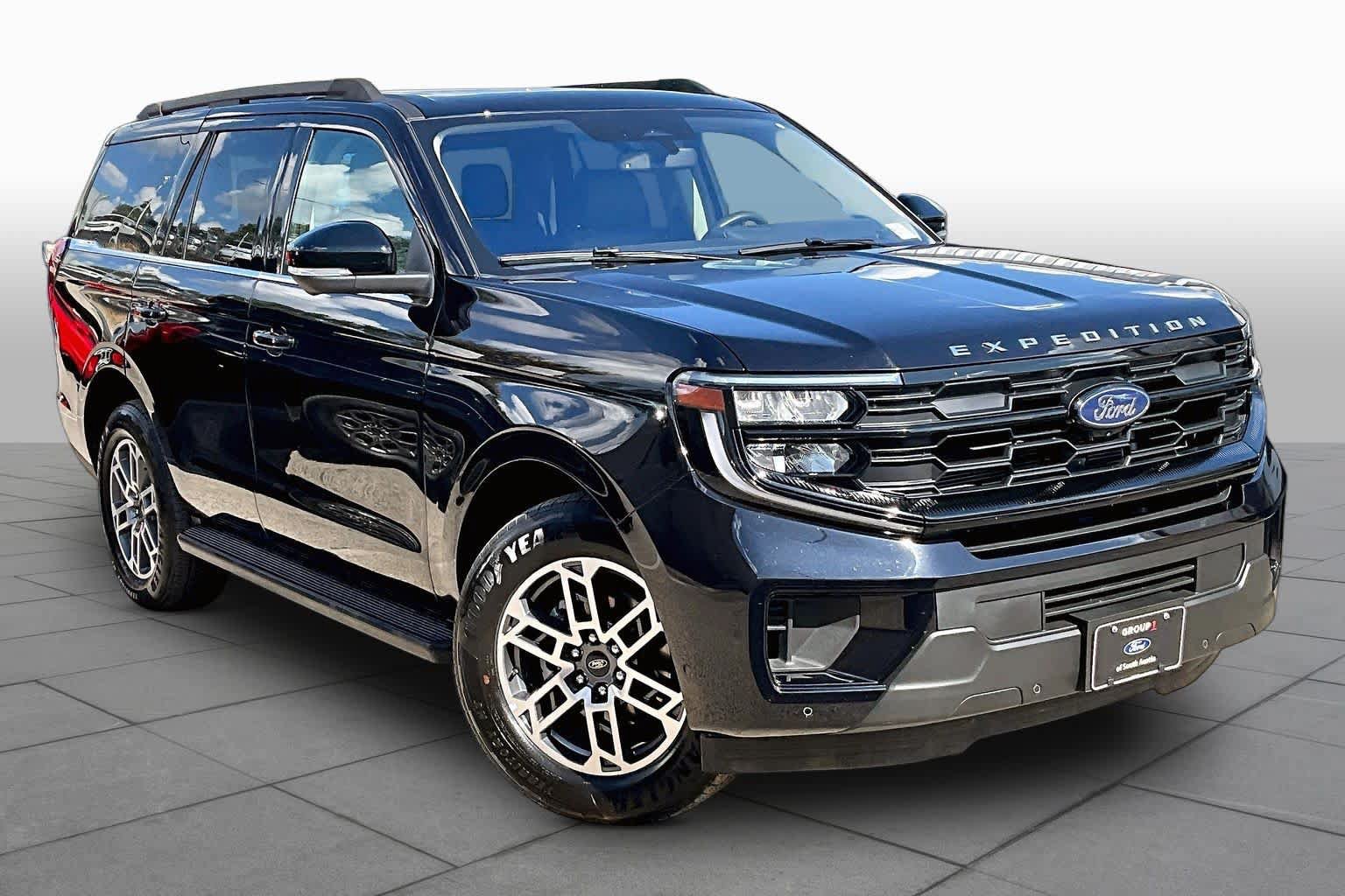 Certified 2025 Ford Expedition Active RWD image 3