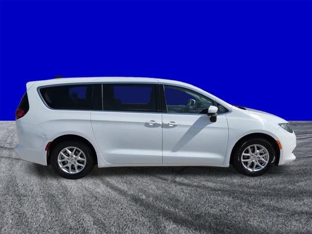 Used 2023 Chrysler Voyager LX FWD image 3