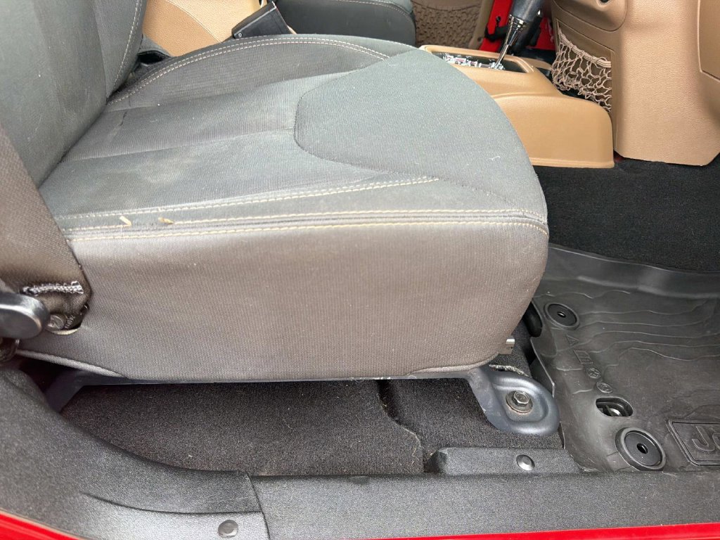 Used 2018 Jeep Wrangler Unlimited Sahara AWD/4WD image 13