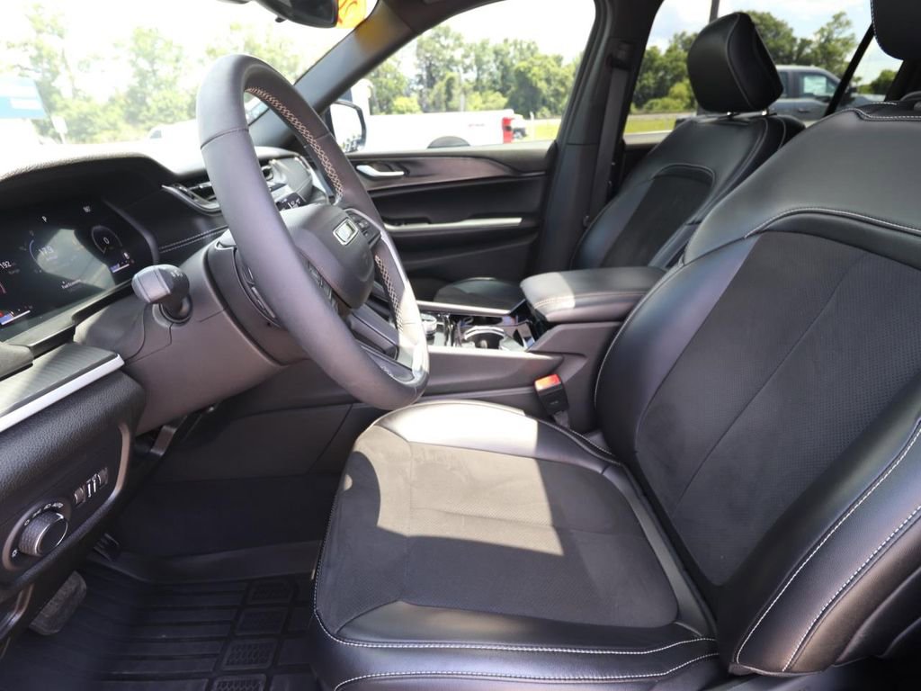 Used 2023 Jeep Grand Cherokee L Laredo RWD image 2