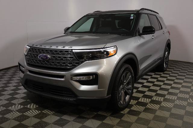 Certified 2023 Ford Explorer XLT w/ Equipment Group 202A AWD/4WD image 3
