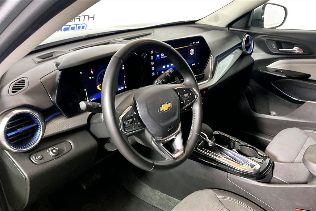 Used 2025 Chevrolet Trax LT w/ LT Convenience Package FWD image 10