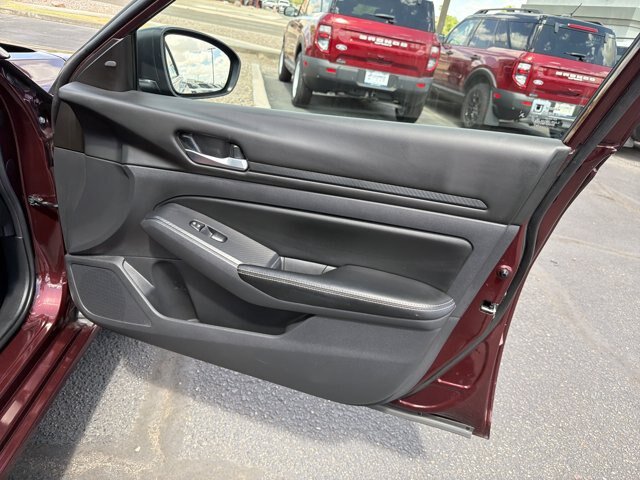 Used 2025 Nissan Altima 2.5 SV FWD image 14