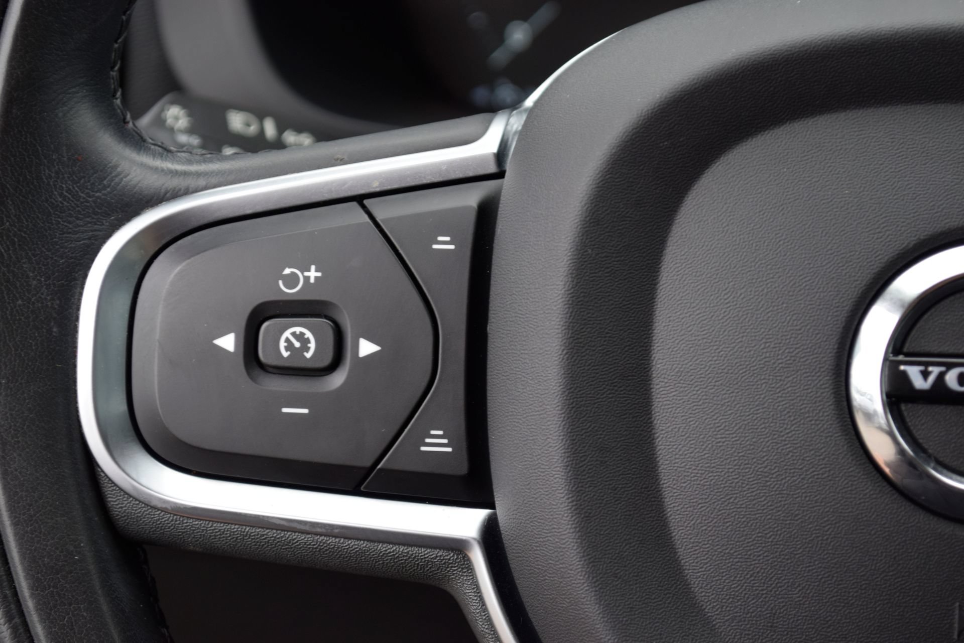 Used 2021 Volvo XC60 T5 Momentum w/ Premium Package FWD image 8