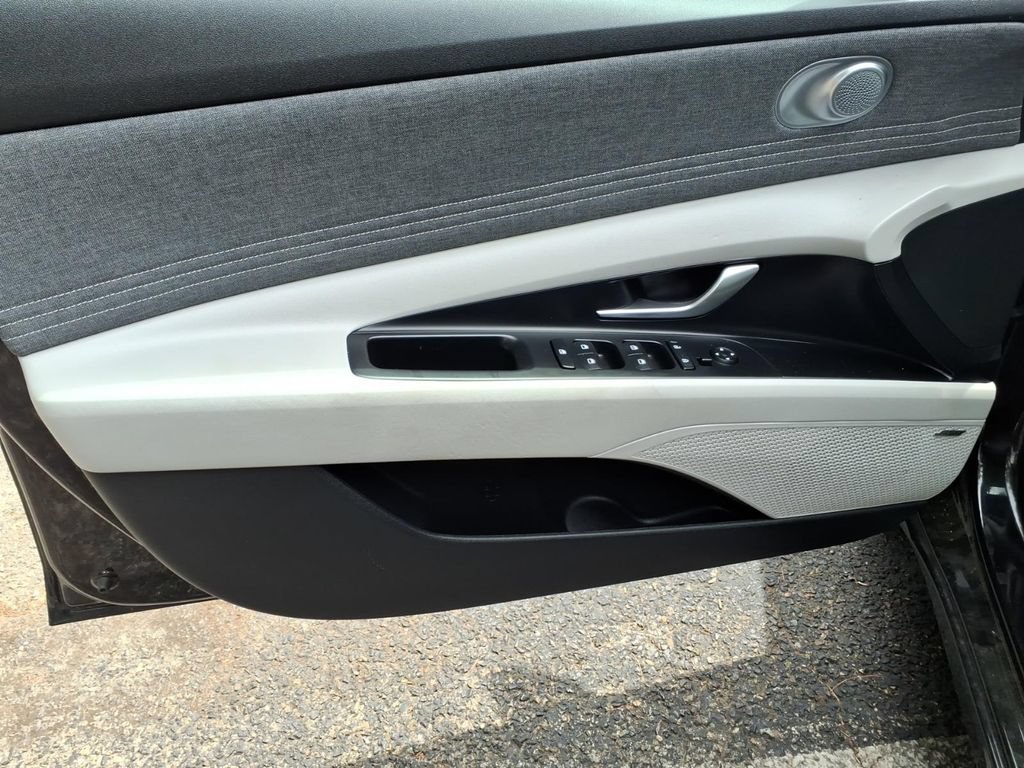 Used 2023 Hyundai Elantra Limited FWD image 16