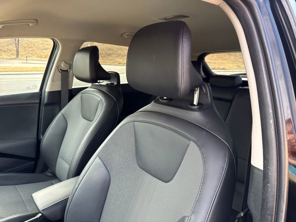 Used 2023 Kia Niro EX image 12