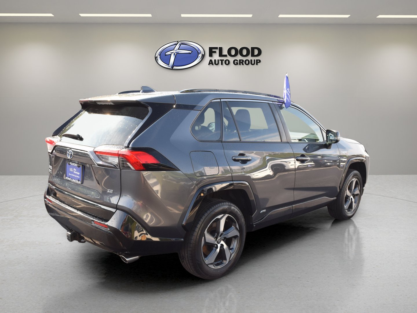 Used 2021 Toyota RAV4 SE w/ Weather & Moonroof Package AWD/4WD image 4