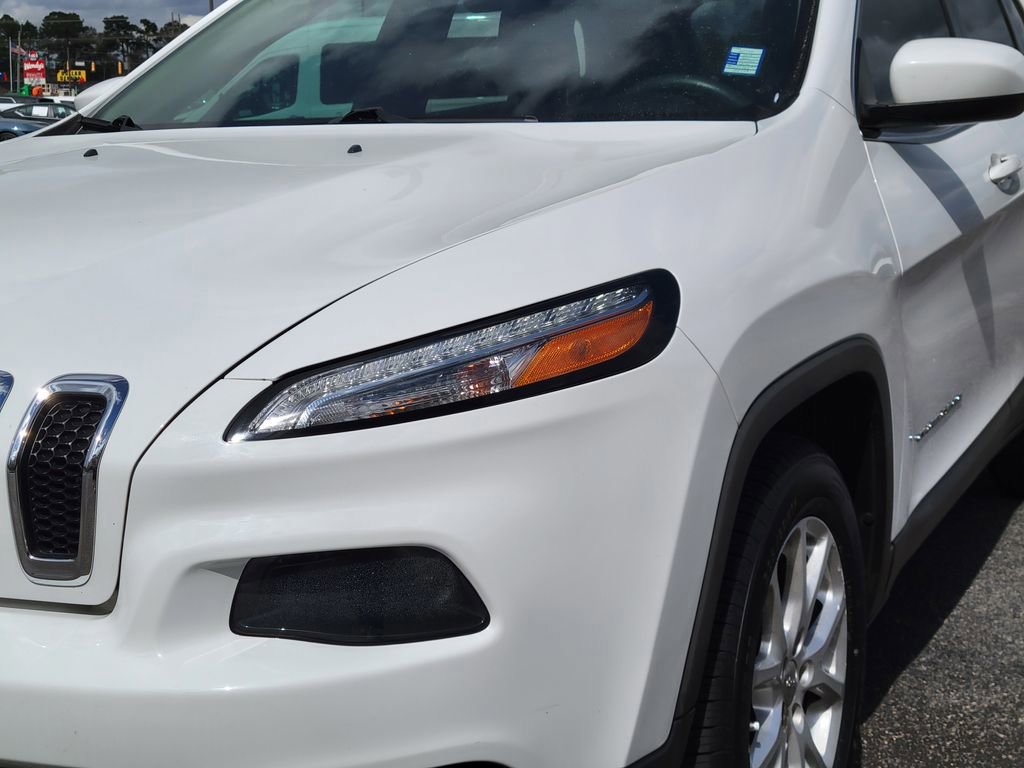 Used 2018 Jeep Cherokee Latitude image 2