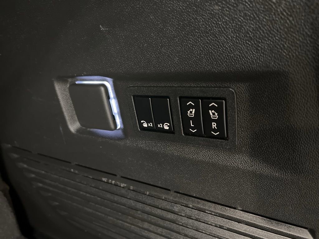 Used 2021 Chevrolet Tahoe High Country w/ Premium Package image 38