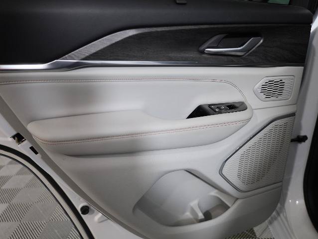 Used 2022 Jeep Grand Cherokee Overland w/ Luxury Tech Group IV AWD/4WD image 29