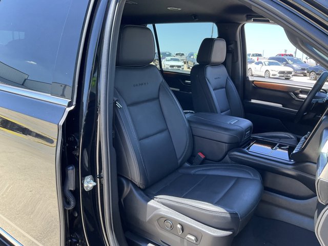 Used 2025 GMC Yukon XL Denali AWD/4WD image 17