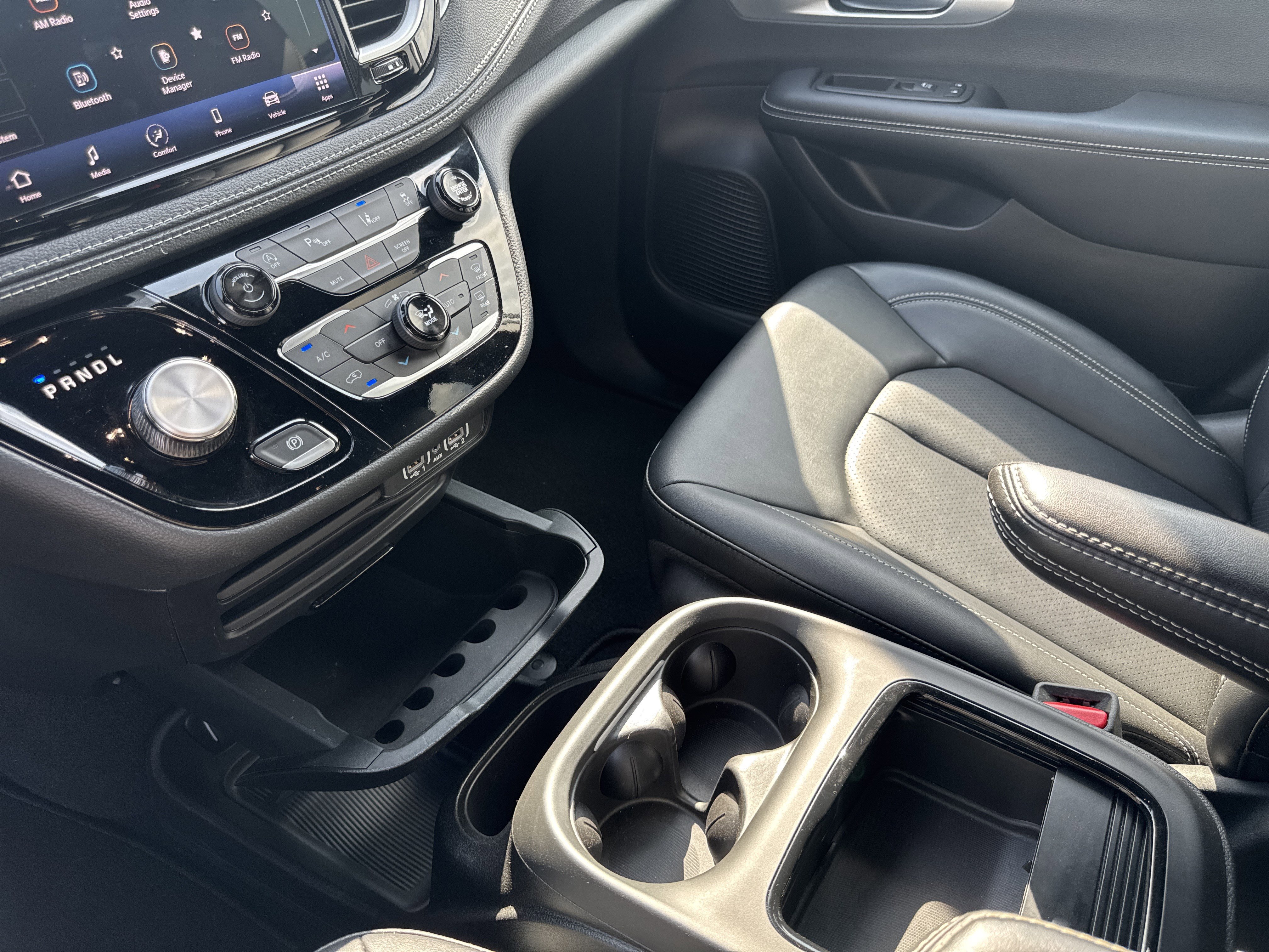 Used 2024 Chrysler Pacifica Touring-L w/ S Appearance Package FWD image 39