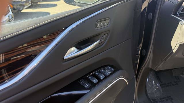 Used 2024 Cadillac Escalade Premium Luxury AWD/4WD image 34