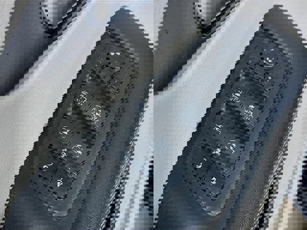 Used 2024 Chrysler Pacifica Touring-L image 29