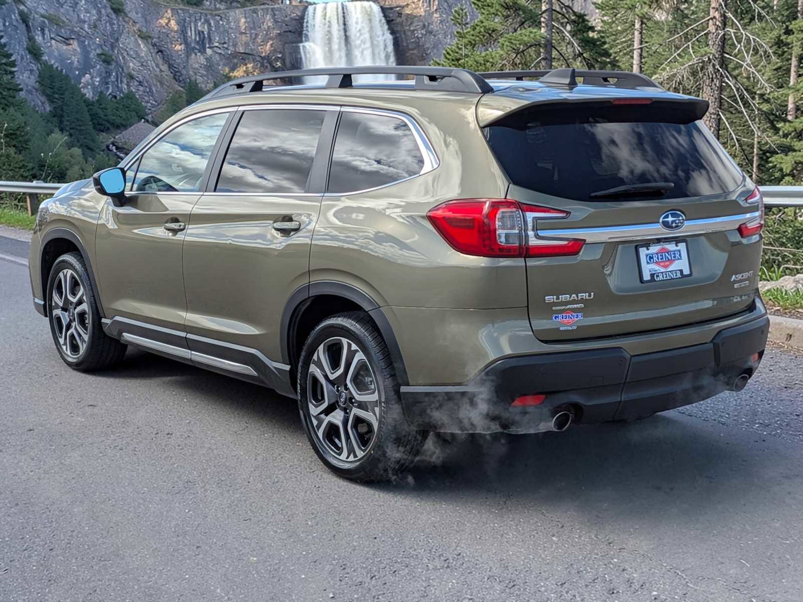 Used 2024 Subaru Ascent Limited w/ Technology Package AWD/4WD image 4