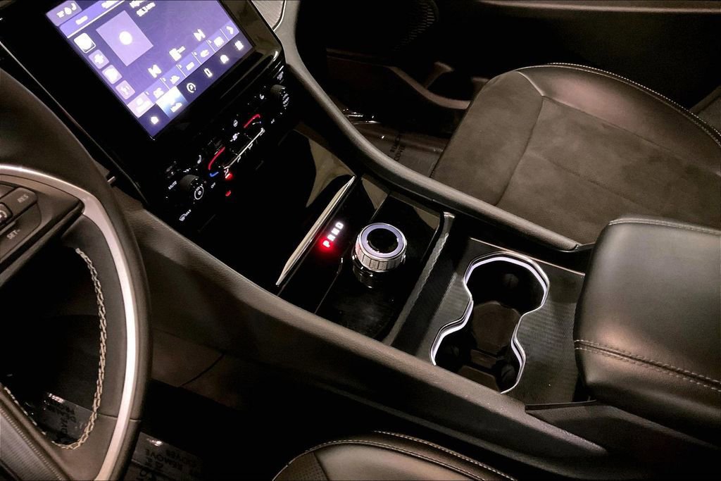 Used 2024 Jeep Grand Cherokee L Laredo image 16