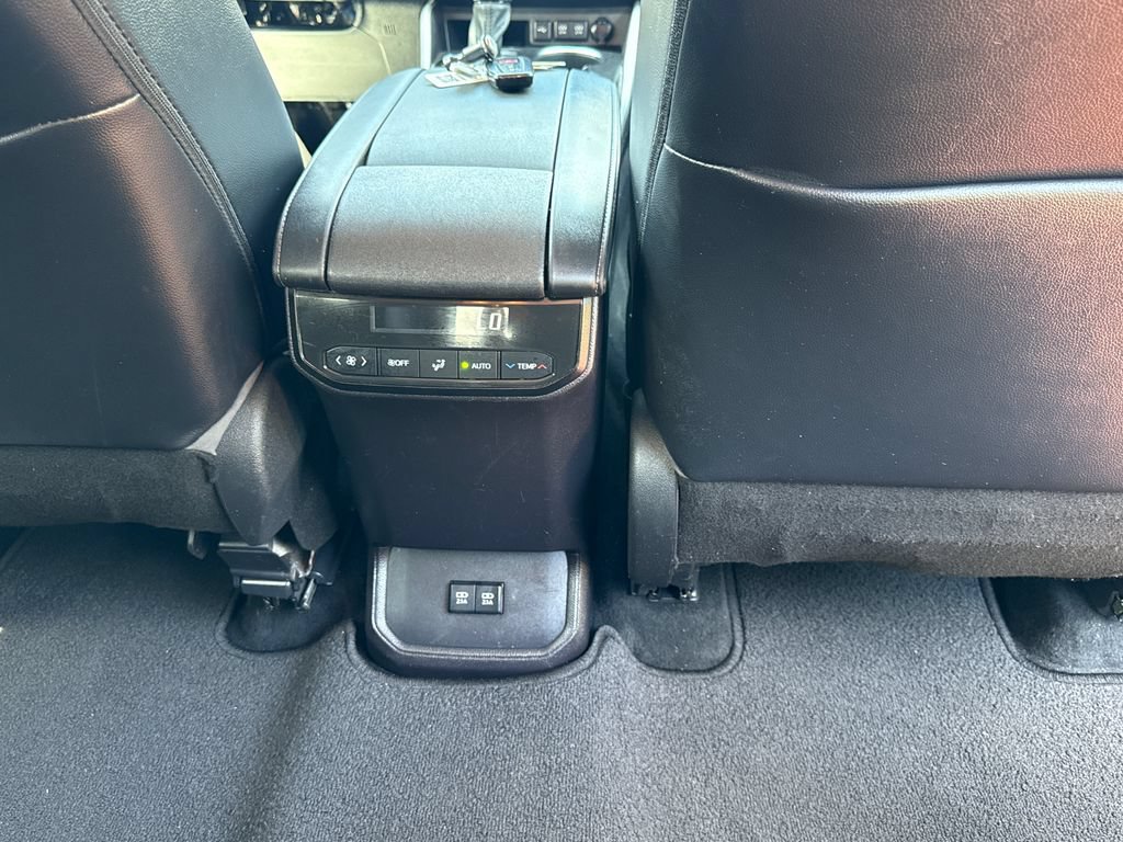 Used 2021 Toyota Highlander XLE AWD/4WD image 29
