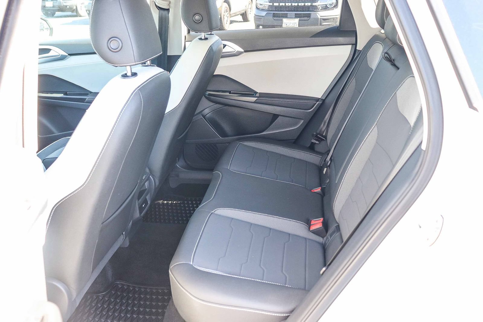 Used 2025 Volkswagen Taos SE w/ Panoramic Sunroof Package FWD image 17