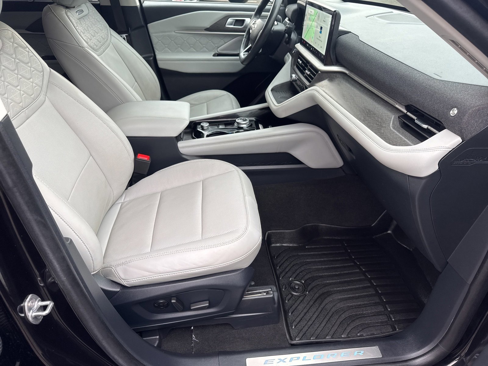 Certified 2025 Ford Explorer Platinum w/ LUX Leather Package image 16