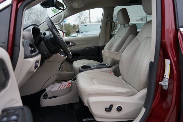 Used 2021 Chrysler Pacifica Touring-L image 11