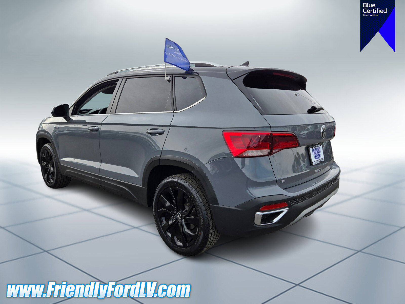 Used 2023 Volkswagen Taos SE w/ Panoramic Sunroof Package FWD image 3