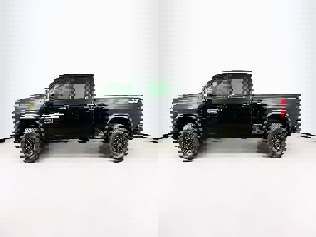 Used 2023 Chevrolet Silverado 2500 W/T image 2