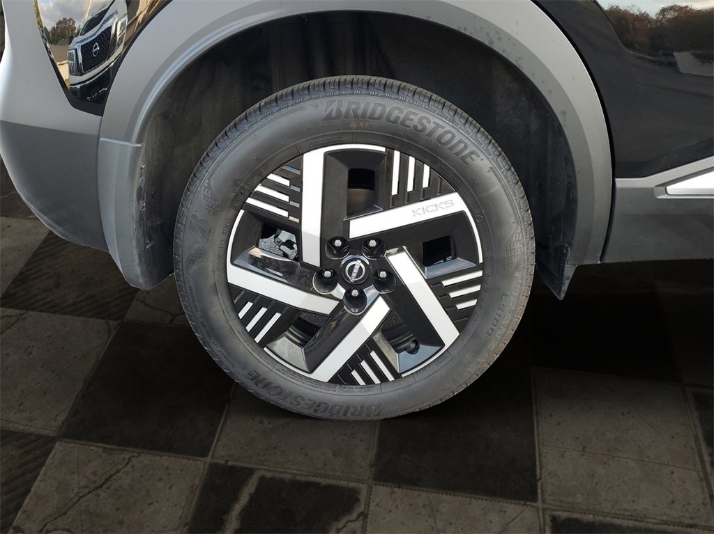 Used 2025 Nissan Kicks SV image 32