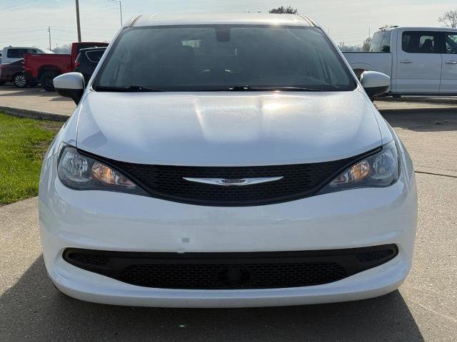 Used 2022 Chrysler Voyager LX image 9