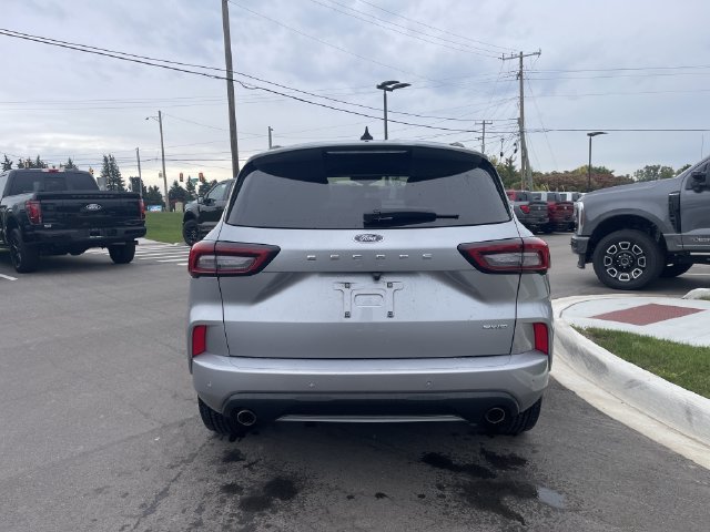 Certified 2023 Ford Escape ST-Line Select AWD/4WD image 4