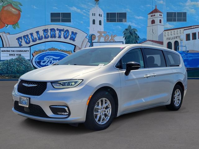 Used 2024 Chrysler Pacifica Touring-L FWD image 2