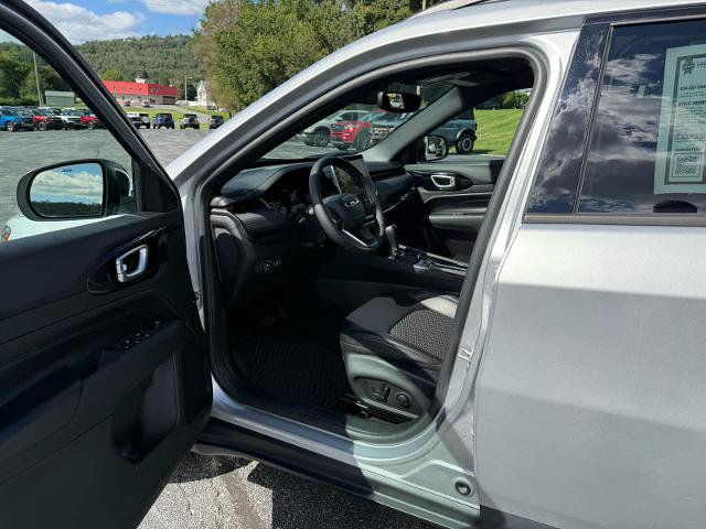 Used 2025 Jeep Compass Latitude w/ Convenience Group AWD/4WD image 11