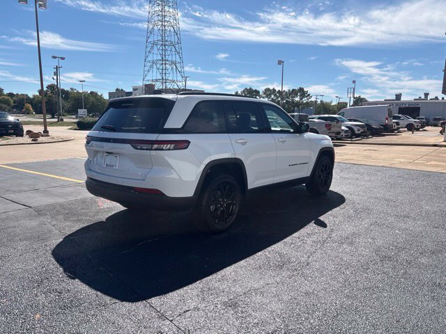 Used 2025 Jeep Grand Cherokee Altitude RWD image 7