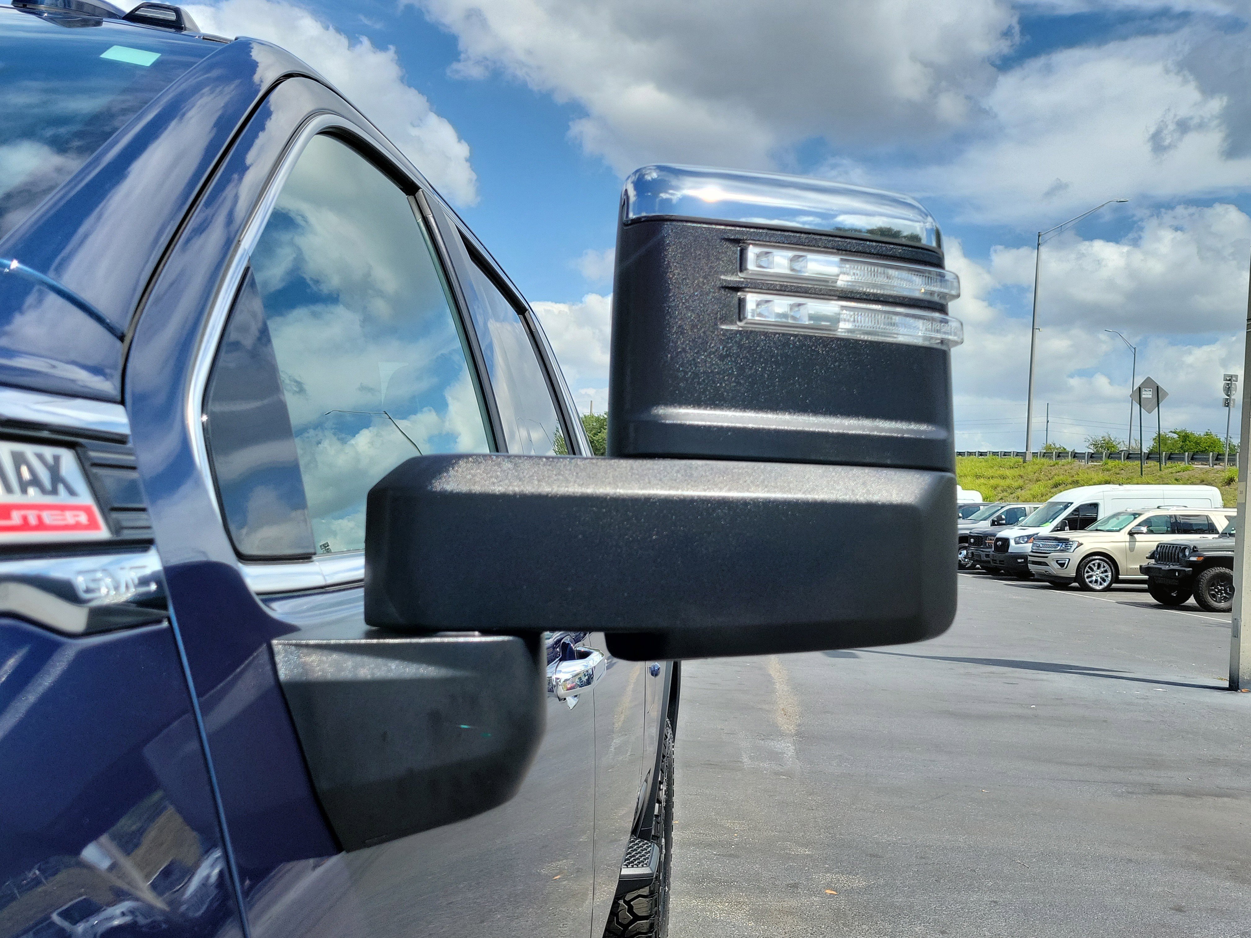 Used 2023 GMC Sierra 2500 Denali w/ Technology Package AWD/4WD image 4