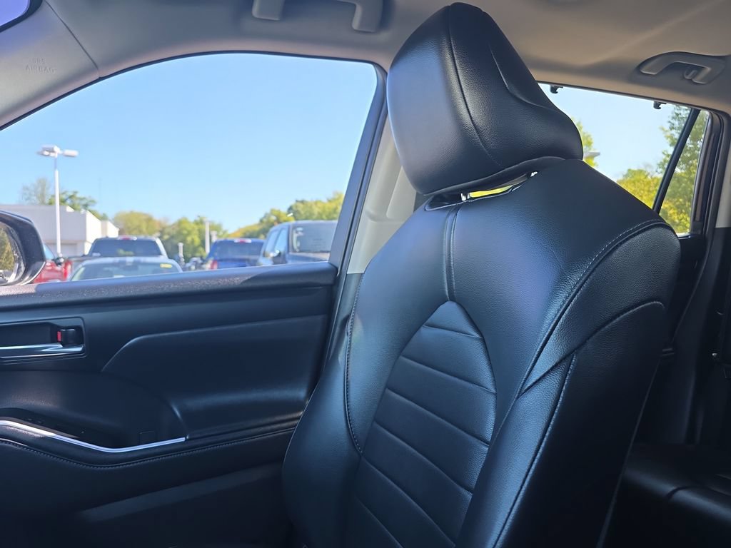 Used 2021 Toyota Highlander XLE AWD/4WD image 41