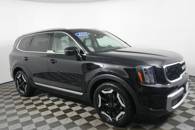Used 2023 Kia Telluride EX w/ EX Captain's Chair Package AWD/4WD image 2