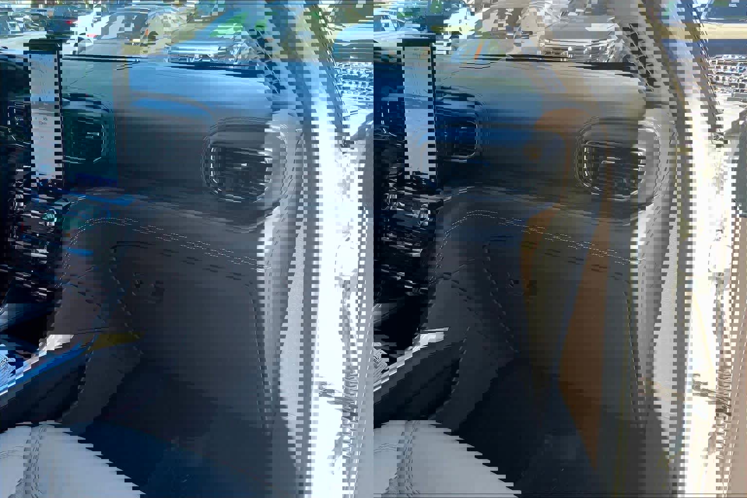 Certified 2021 Ford Explorer Platinum w/ Equipment Group 601A image 18