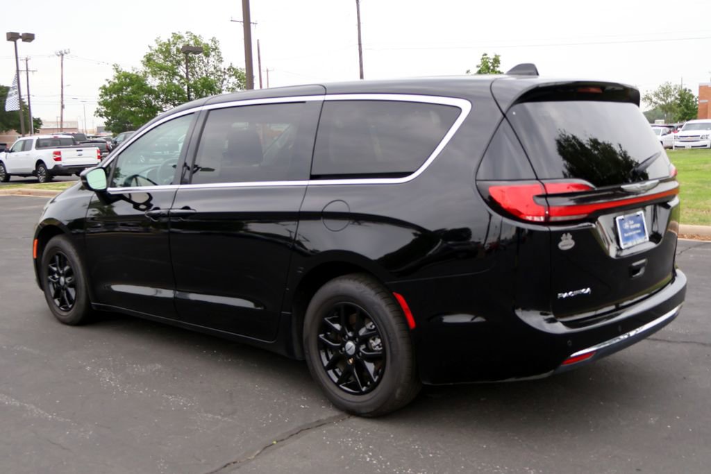 Used 2024 Chrysler Pacifica Touring-L FWD image 15