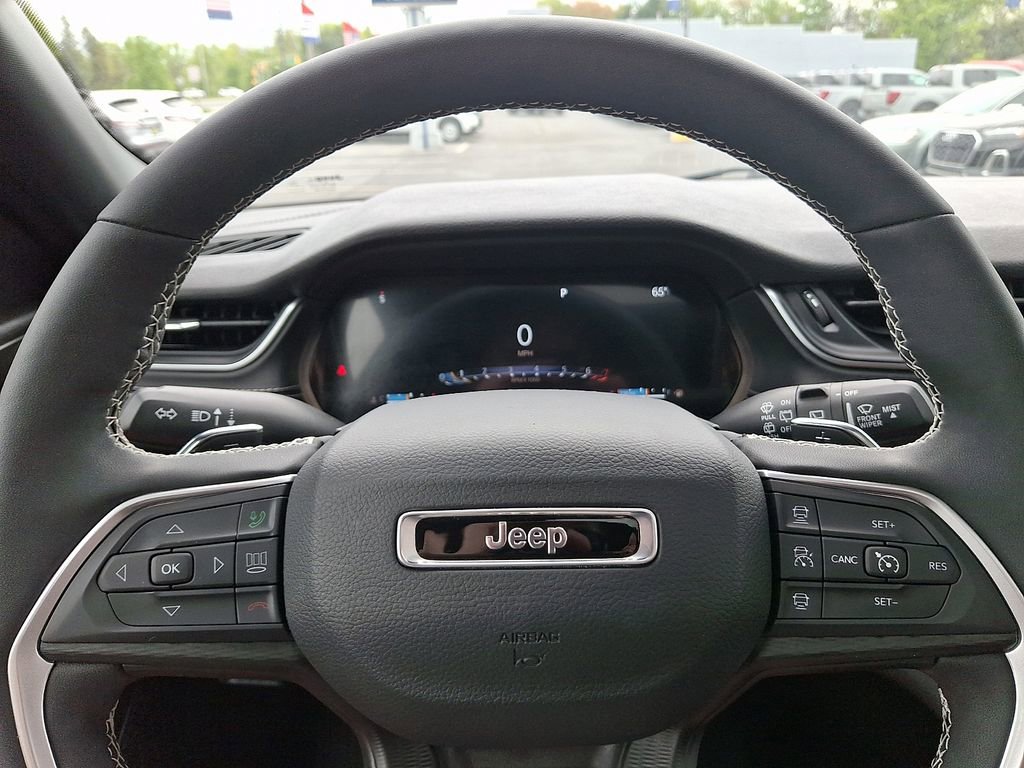 Used 2025 Jeep Grand Cherokee Altitude AWD/4WD image 19