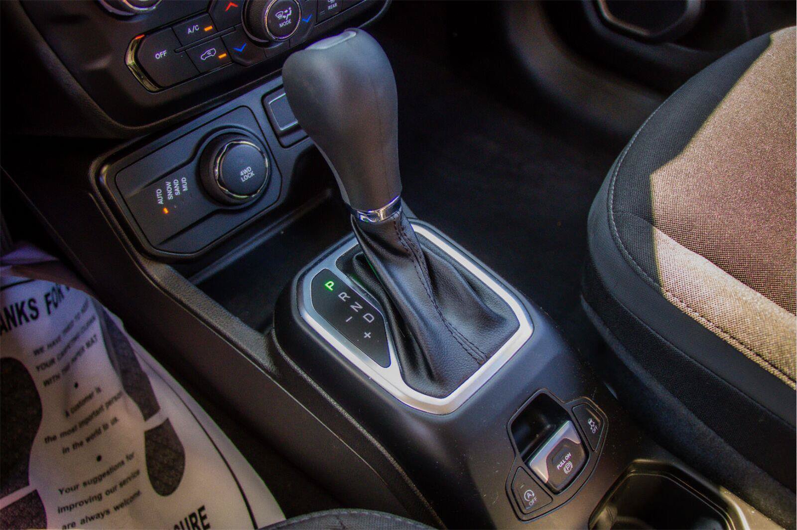 Used 2023 Jeep Renegade Latitude w/ Premium Group AWD/4WD image 16