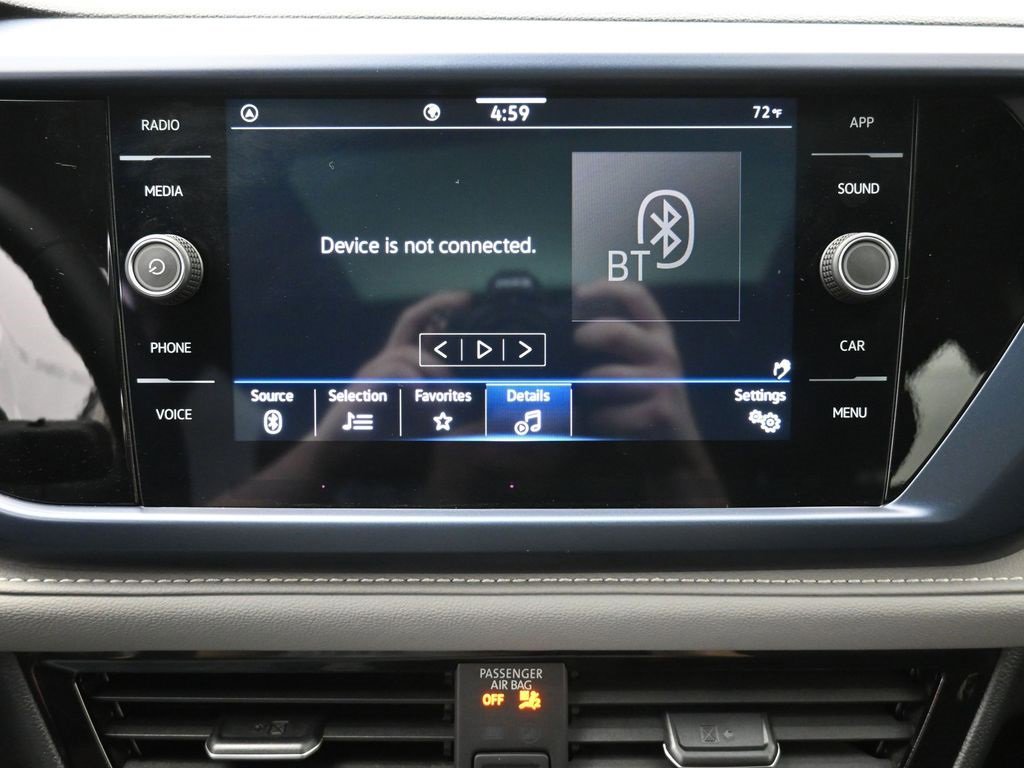 Used 2024 Volkswagen Taos SE w/ Panoramic Sunroof Package image 9