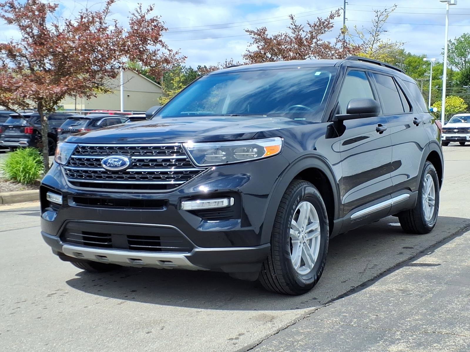 Certified 2023 Ford Explorer XLT w/ Equipment Group 202A AWD/4WD image 3
