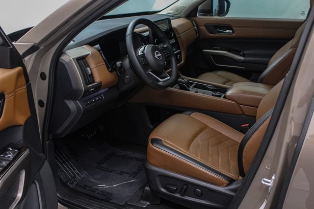 Used 2024 Nissan Pathfinder Platinum w/ Lighting Package (N93) AWD/4WD image 9