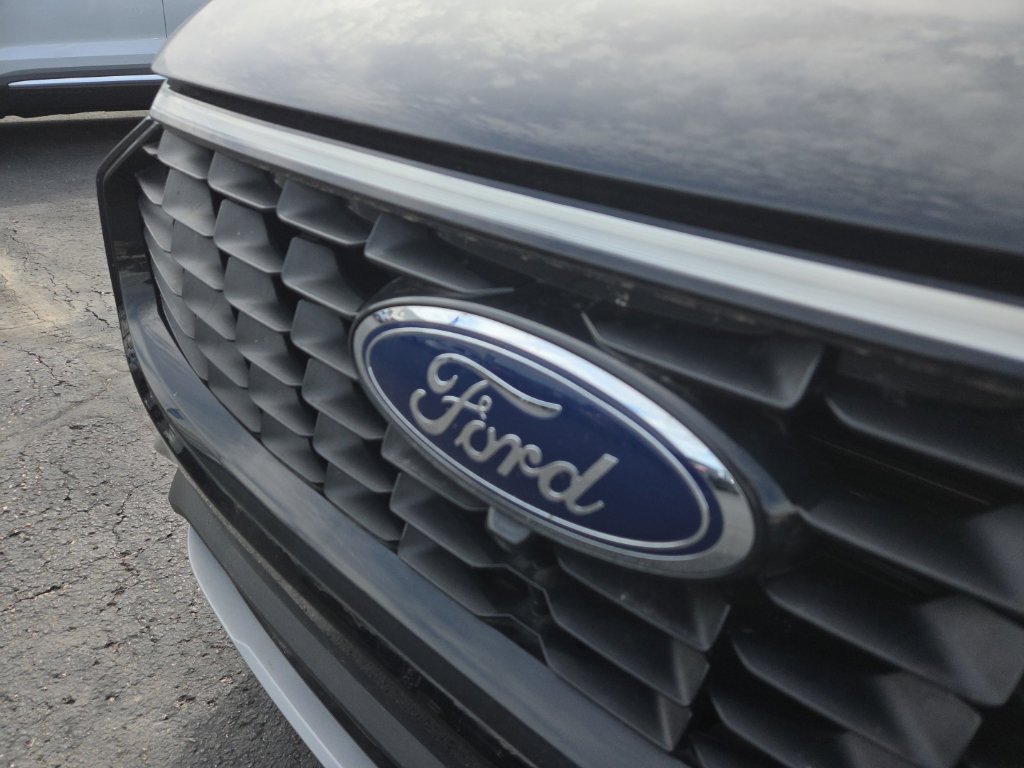 Certified 2024 Ford Escape SE w/ PHEV Premium Package FWD image 2