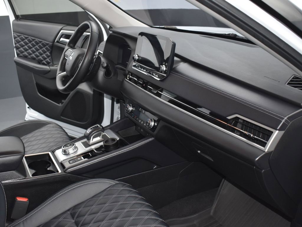 Used 2023 Mitsubishi Outlander SEL image 13